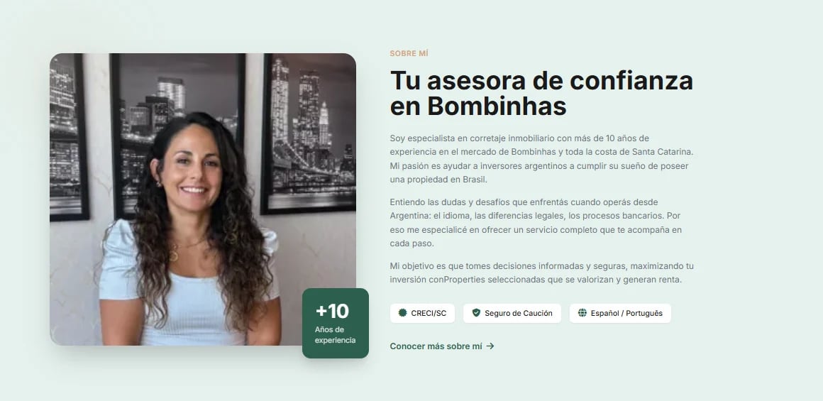 Woman in light blue shirt with curly dark hair, next to text Tu asesora de confianza en Bombinhas and language selection options.